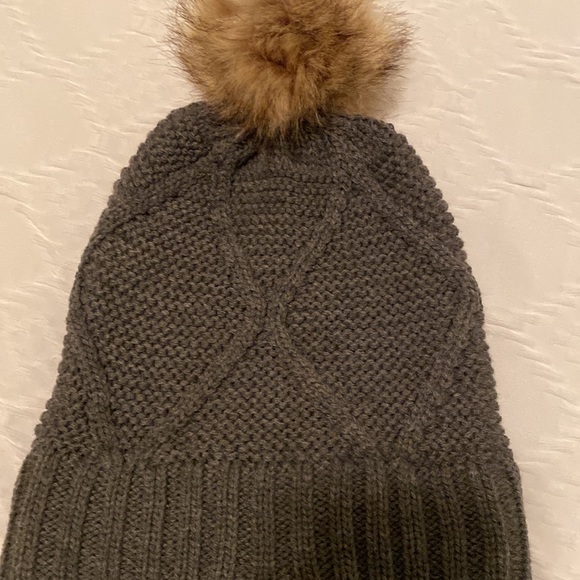 NWOT Vintage University of Iowa hawkeyes gray cable knit hat beanie fur Pom-Pom - Picture 5 of 7